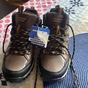 Boys waterproof Sketchers size 1.5 NWT